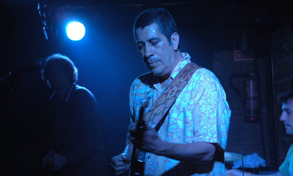 Jeff Espinoza, voz y coros. A Heaven’s Kiss Band