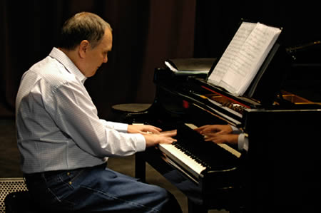 Ricard Miralles, piano.